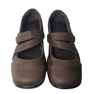 Easy Street Mary Brown Closed Round Toe Slip-on Comfort Shoes Sz 9.5WW